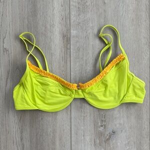 ‘SQUEEZE’ Ruffled up top